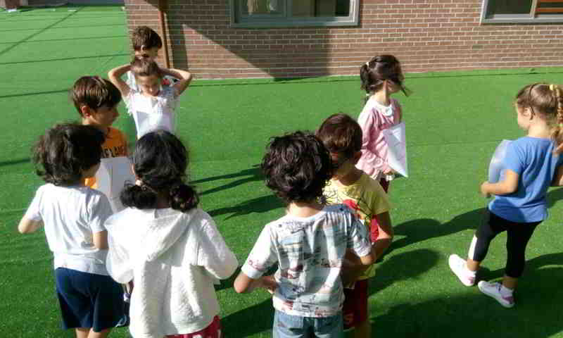 Türkçe dersinde bahçede harfleri bir araya getirerek kelime oluşturma oyununu oynadık